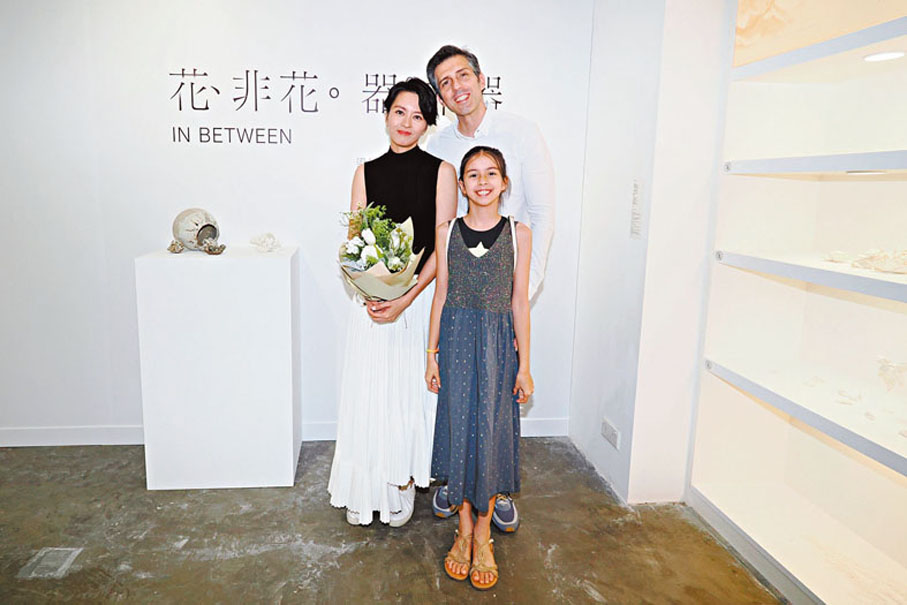 ◆老公Sergio攜愛女Ofia到場支持，並為Gigi送上鮮花。 