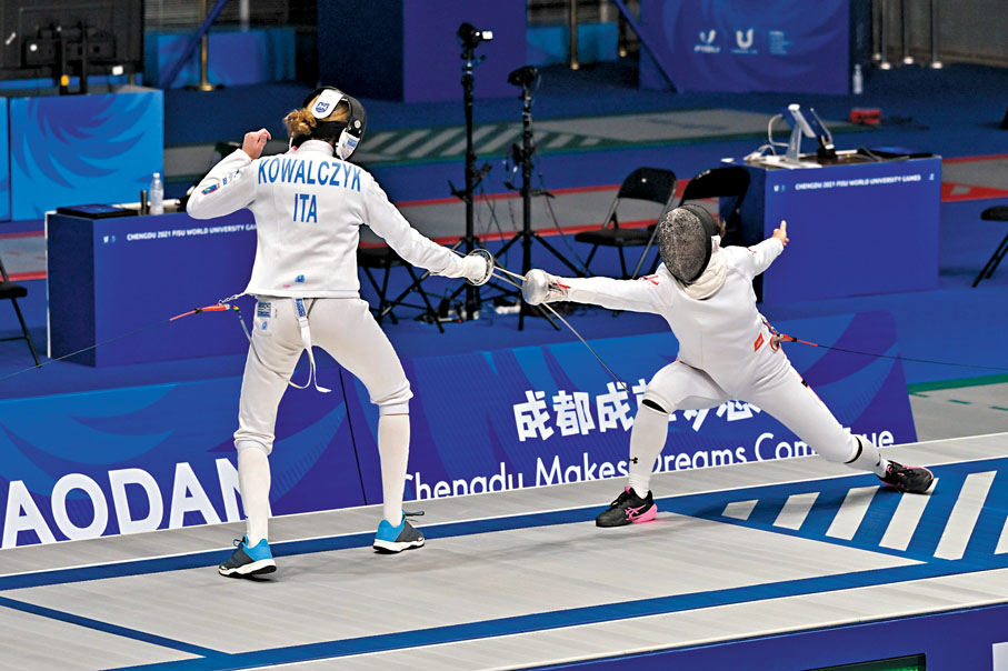 ◆佘繕妡(右)在決賽擊敗意大利對手勝出。中國香港大專體育協會圖片