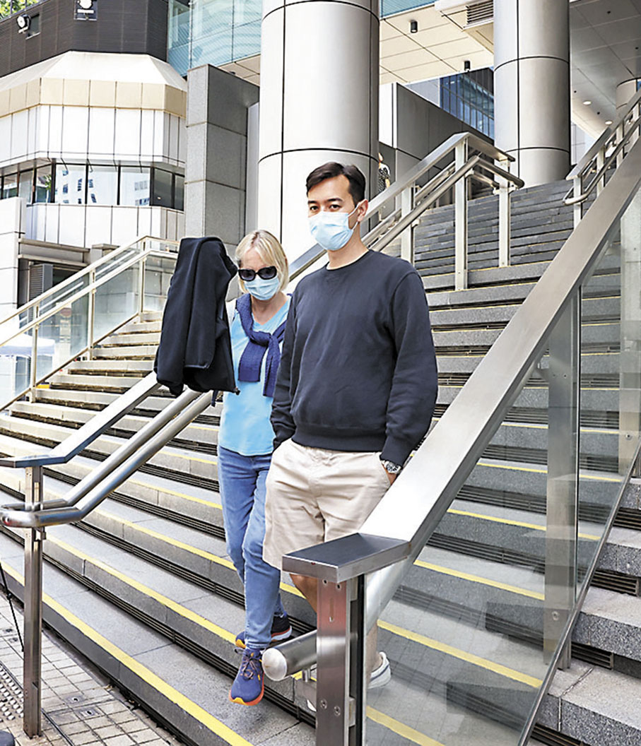 ◆昨日下午袁弓夷第二任妻子與兒子袁彌滿接受調查後離開灣仔警署。香港文匯報記者鄧偉明 攝