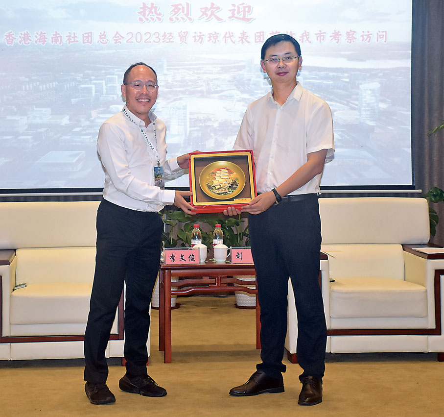 ◆團長李文俊（左）與文昌市委副書記、市長劉冲（右）互贈紀念品。劉冲表示，文昌圍繞新的發展目標，建設世界一流的航天城。