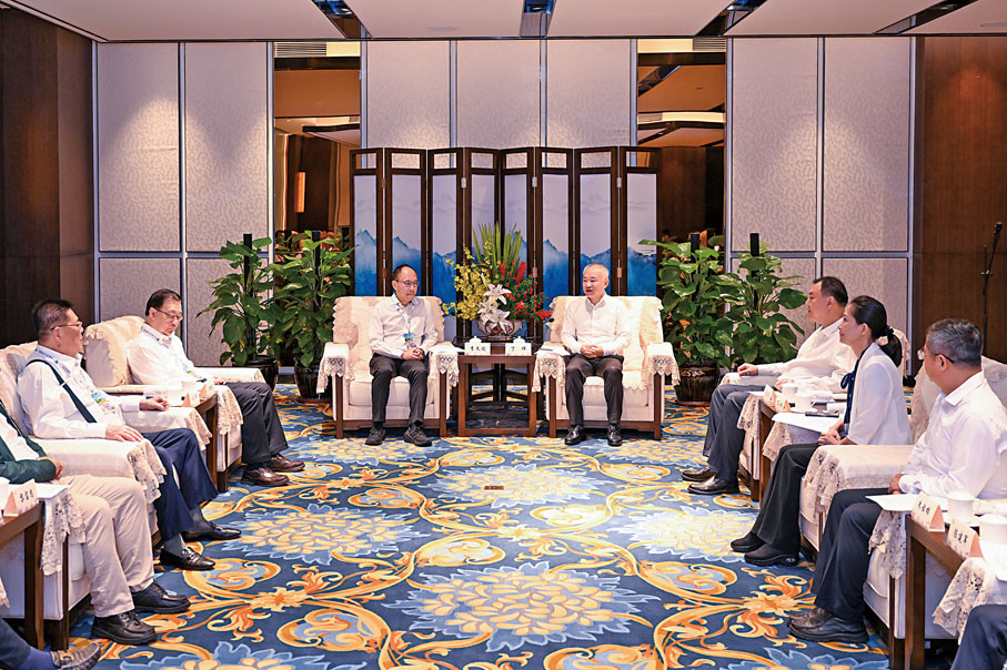 ◆代表團拜會海口市委、市領導，雙方進行了座談，期望加強廣泛合作。