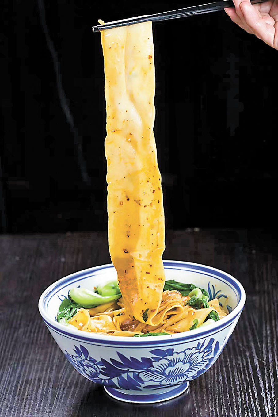 ◆西安褲帶麵，一根可以盛一碗。