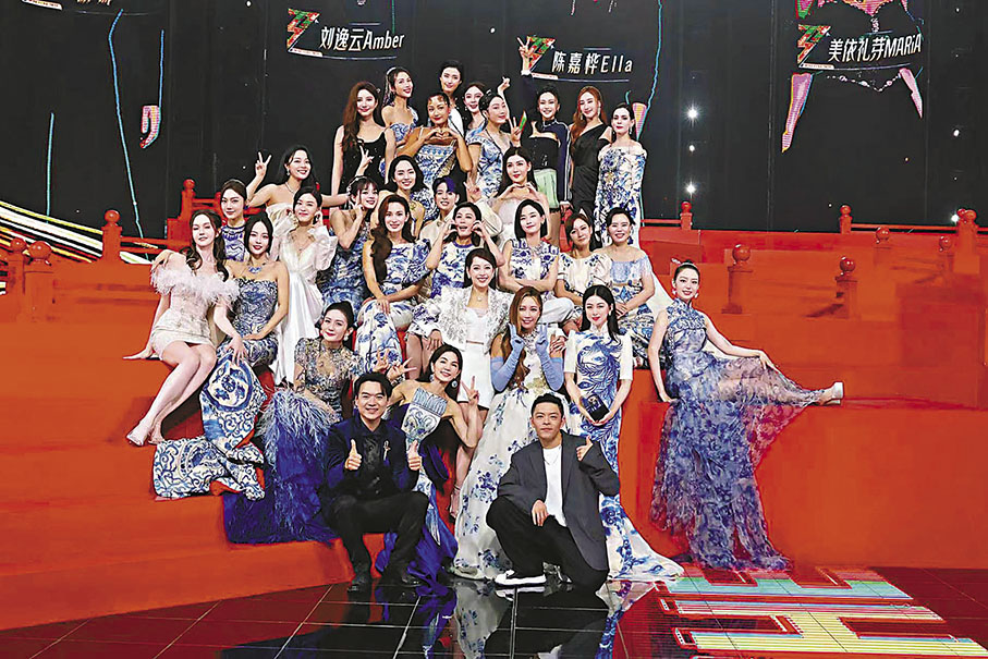 ◆趙兆（左1）在《乘風2023》成團夜和明星姐姐們留念合照。