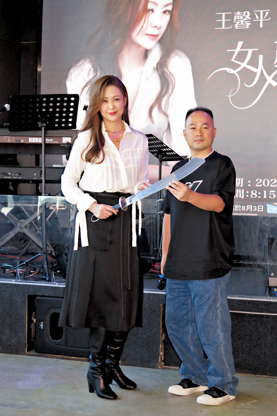 ◆Linda獲贈一把「獨臂刀」，因王羽有獨臂刀王之稱，喻意深長。