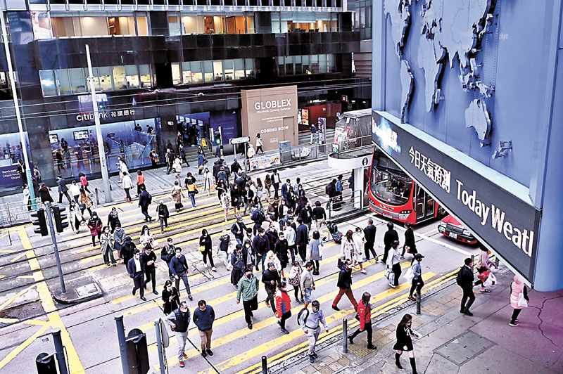 ◆ 國家「十四五」規劃所確立香港的「八大中心」定位，均是有利於香港未來繁榮興盛和國家高質量發展的重要領域。圖為中環人來人往，市民為工作和生活努力。 資料圖片