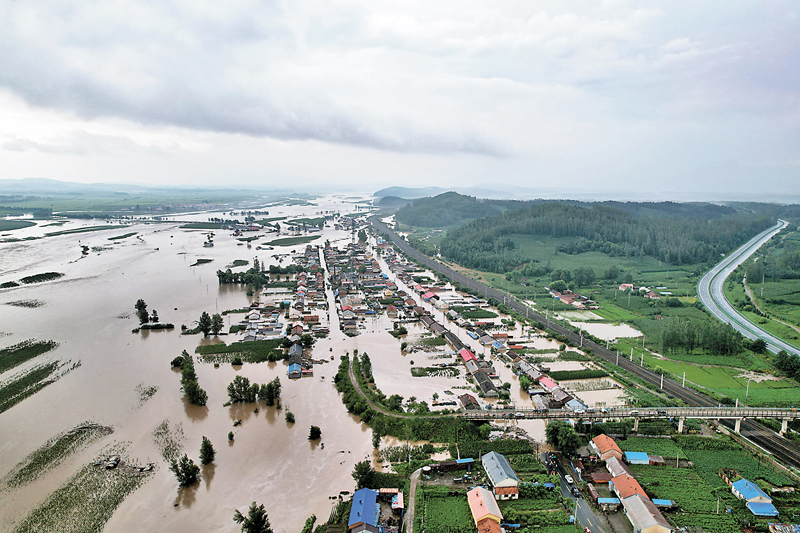 ◆黑龍江多地發生暴雨，城鎮部分地區出現內澇。圖為尚志市一面坡鎮萬山村。 新華社