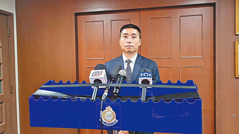 ◆警方講述拘捕一名女子涉向途人借現金，以手機虛假電子轉賬截圖或短訊還錢騙案詳情。香港文匯報記者鄧偉明 攝