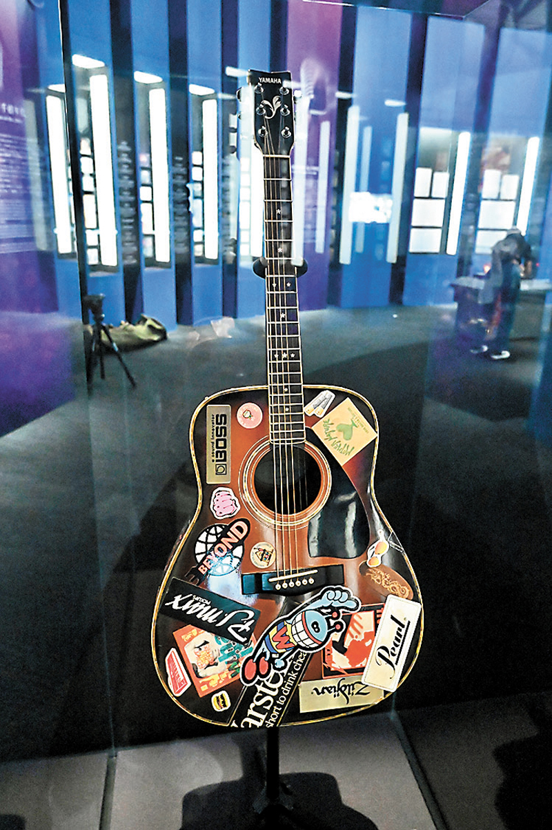 ◆圖為在「瞧潮香港60+」展覽中的已故歌手黃家駒買下的第一支木結他。 資料圖片