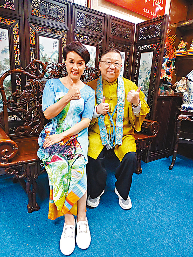 ◆蓋鳴暉和李居明互相欣賞。