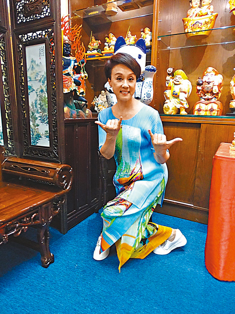 ◆蓋鳴暉雖然反串做文武生，但也是很貪靚的女兒家。