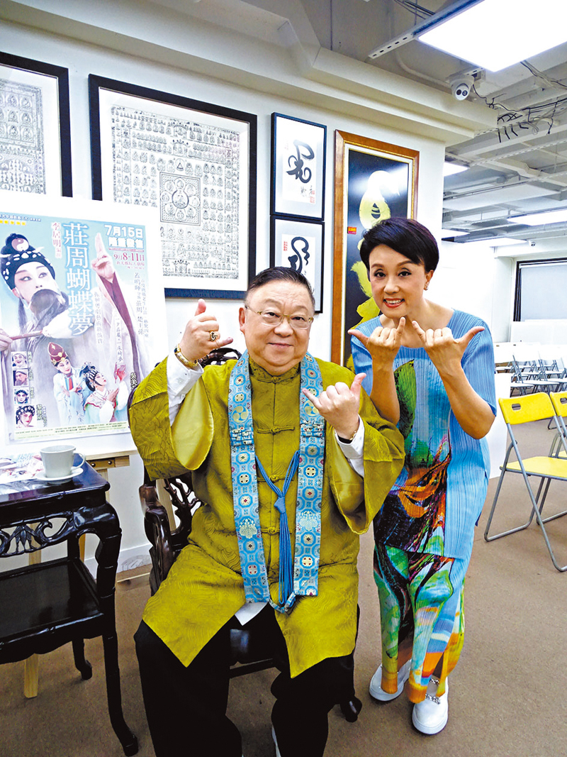 ◆李居明與蓋鳴暉這手勢代表六六大順！ 焯羚  攝