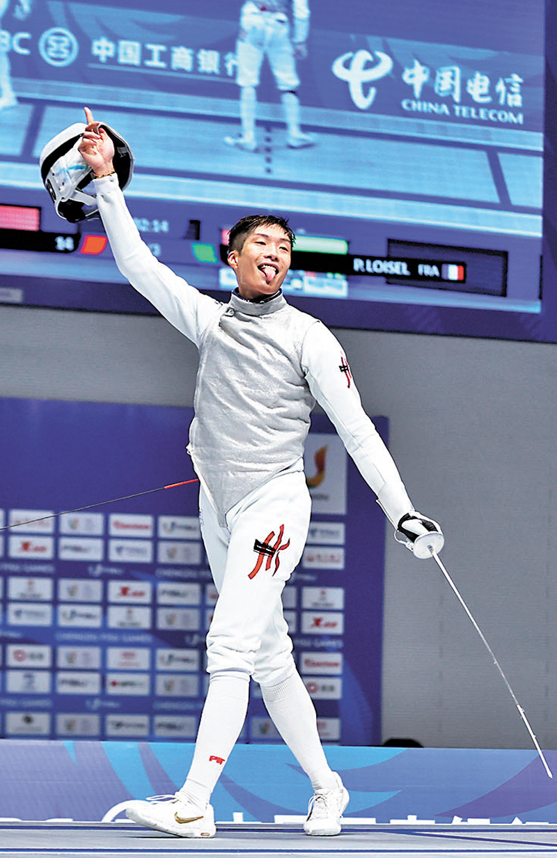 ◆張家朗擊敗法國選手首奪大運會金牌。 新華社