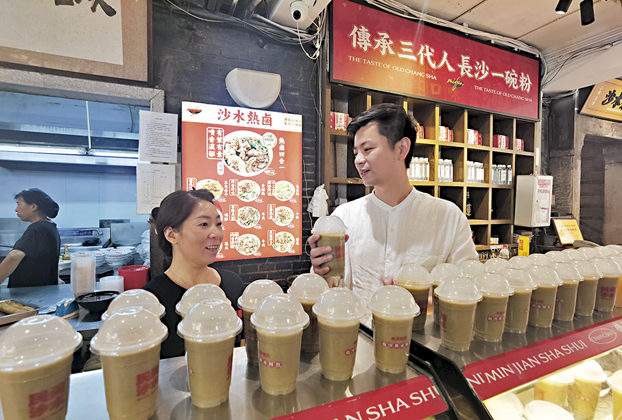 ◆許世欽在指導服務員。 香港文匯報記者姚進 攝