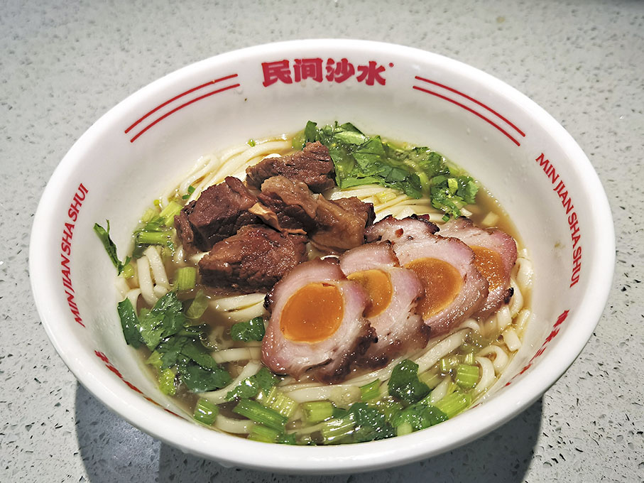 ◆鹹蛋燒臘與紅燒牛肉雙碼米粉，充滿湘港風味。 香港文匯報記者姚進  攝