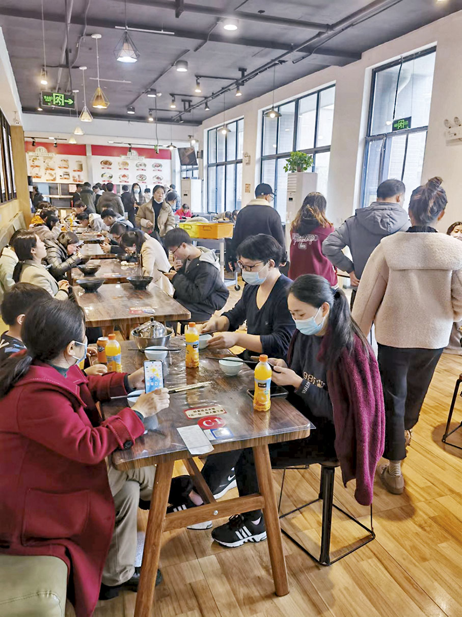 ◆「沙水大食堂」生意興隆，顧客滿座。 香港文匯報記者姚進 攝