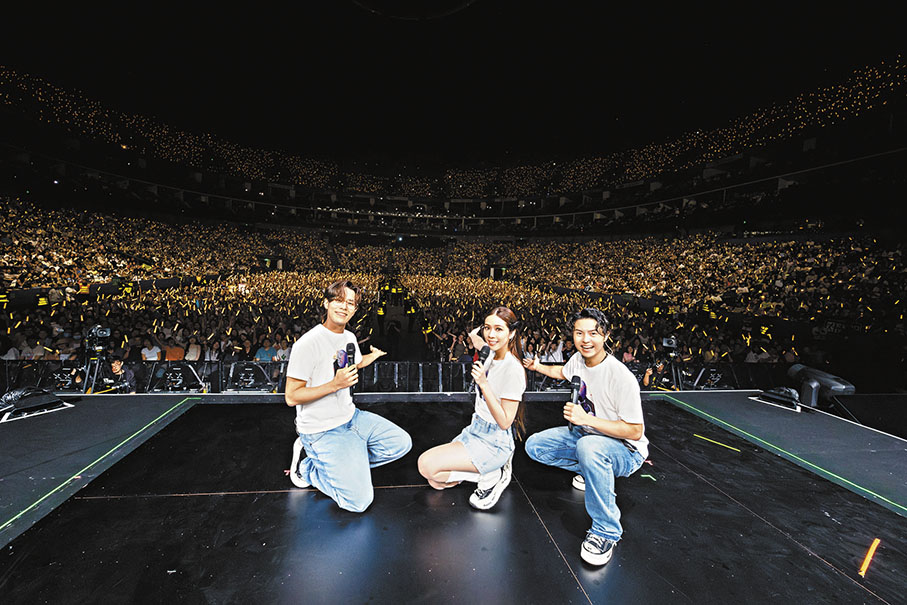 ◆「告五人」與上海歌迷合照。