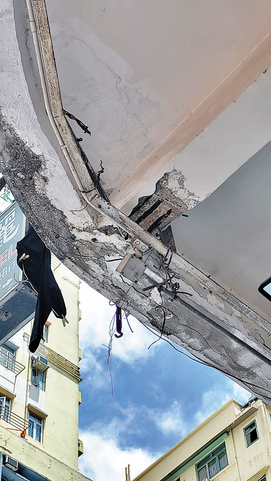 ◆旺角通菜街37號石屎外牆有危險，消防員到場拆除。  香港文匯報記者鄧偉明 攝 