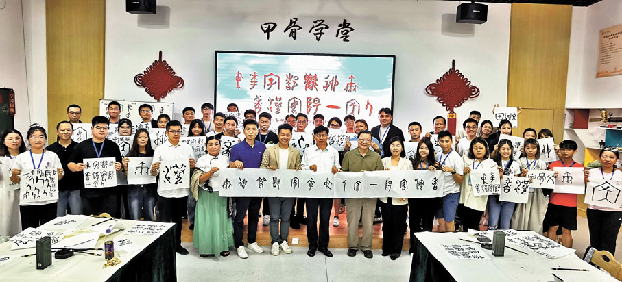 ◆譚耀宗（左十一），安陽市委書記袁家健（左十）與香港青年合影。