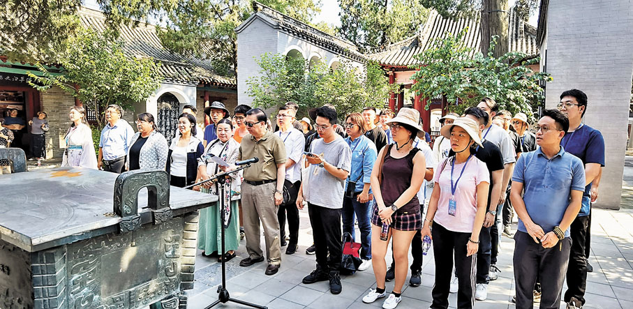 ◆譚耀宗率領香港青年誦讀《滿江紅》。