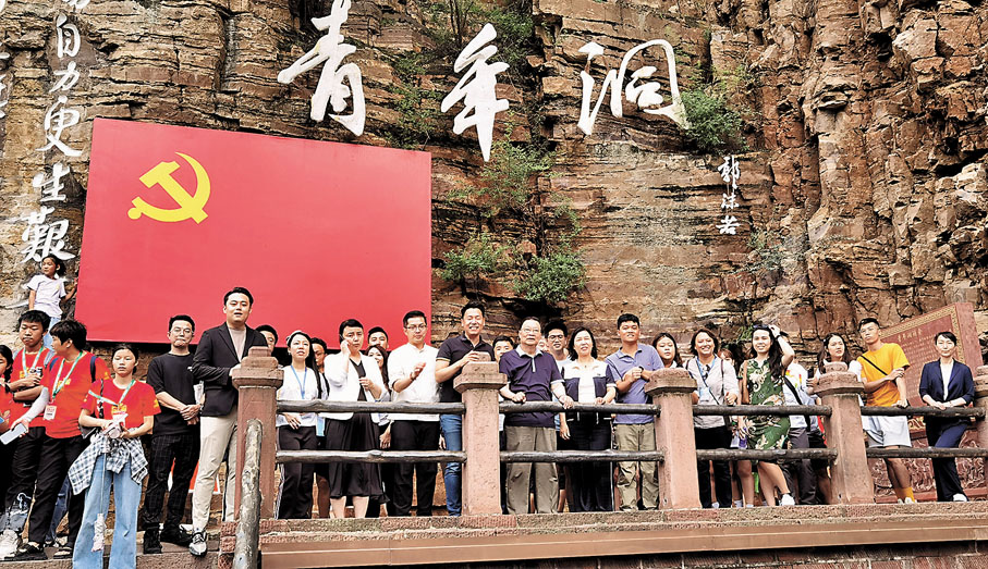 ◆譚耀宗帶領港青一起高喊：「紅旗渠精神永放光芒！」