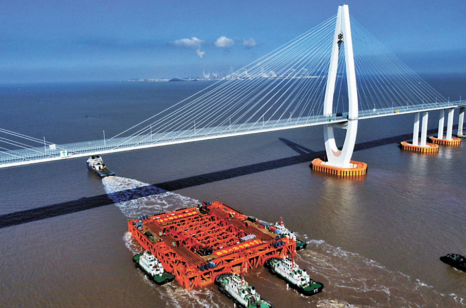 ◆全球最大橋墩鑽孔平台通過舟岱大橋主通航孔。香港文匯報浙江傳真