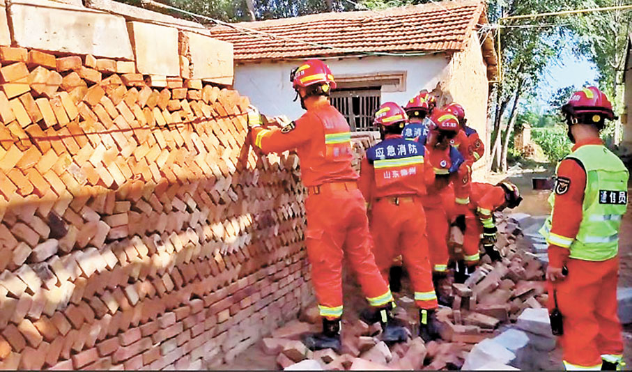◆山東省德州市消防救援支隊在王打卦鎮唐莊村幫助村民修整房屋。 香港文匯報山東傳真