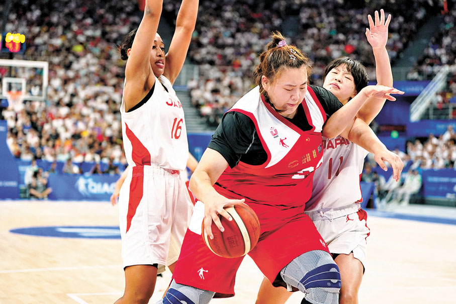 ◆劉禹彤（紅衫）在賽場上確有奧尼爾的影子。 中新社