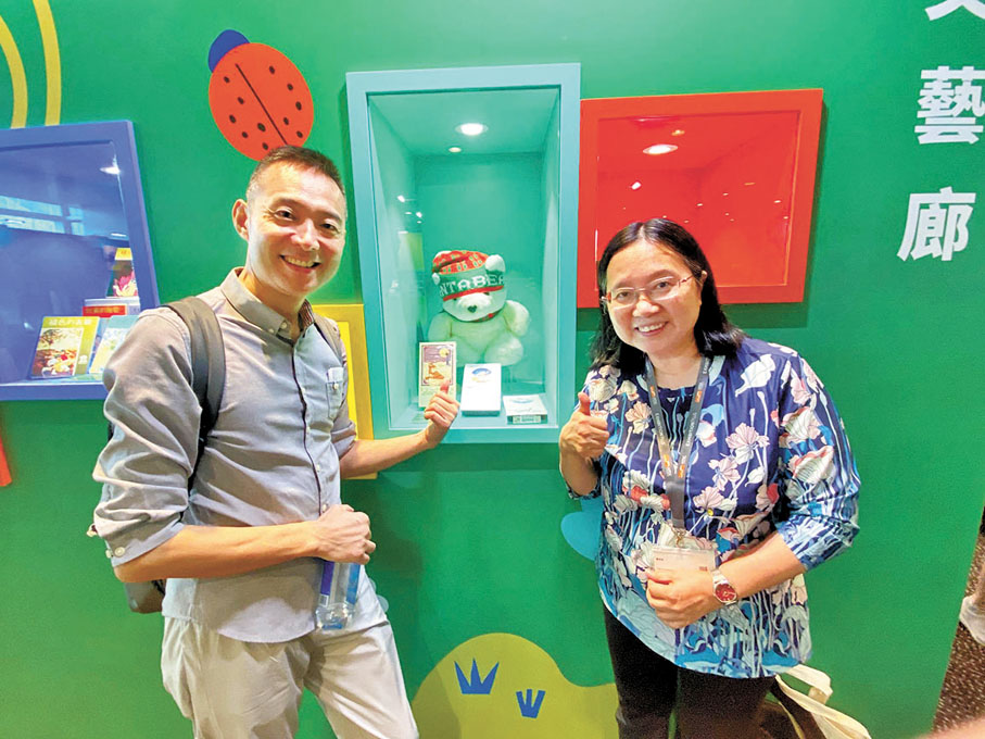 ◆阿渡老師細心看展覽。作者供圖