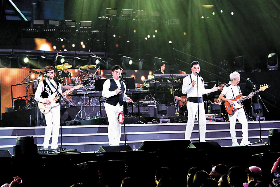 ◆溫拿穿上白色西裝登場。