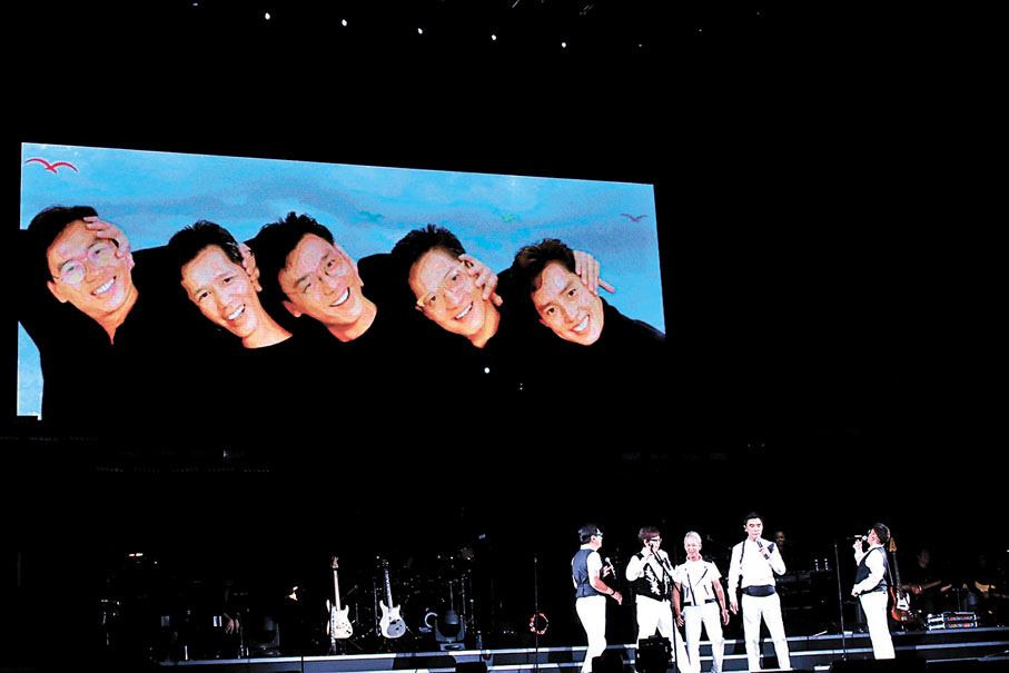 ◆屏幕上出現溫拿35年前的經典合影。