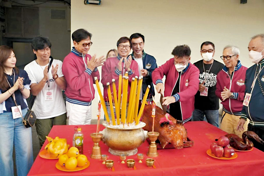 ◆開騷前，五虎進行拜神切燒豬儀式。