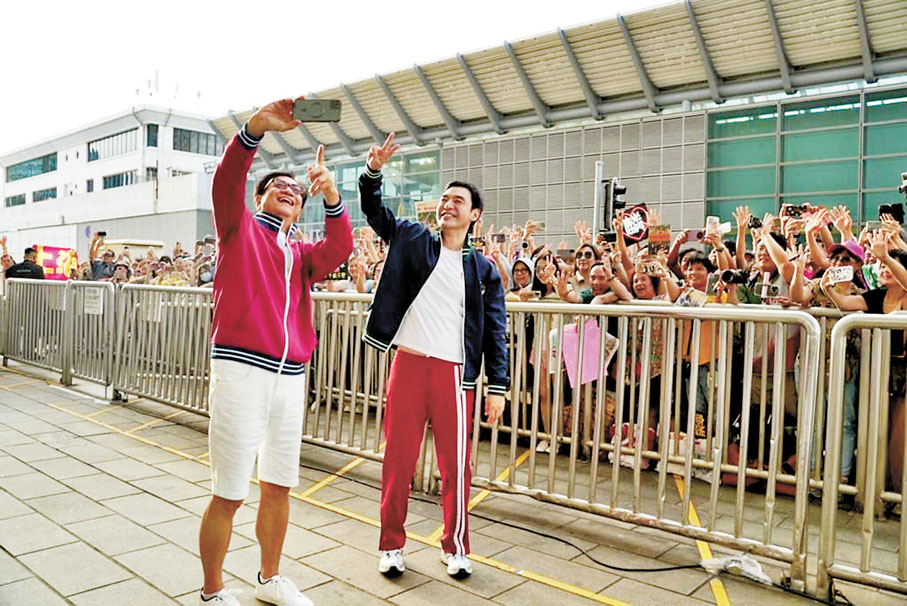 ◆陳友與鍾鎮濤隔着圍欄跟粉絲自拍。