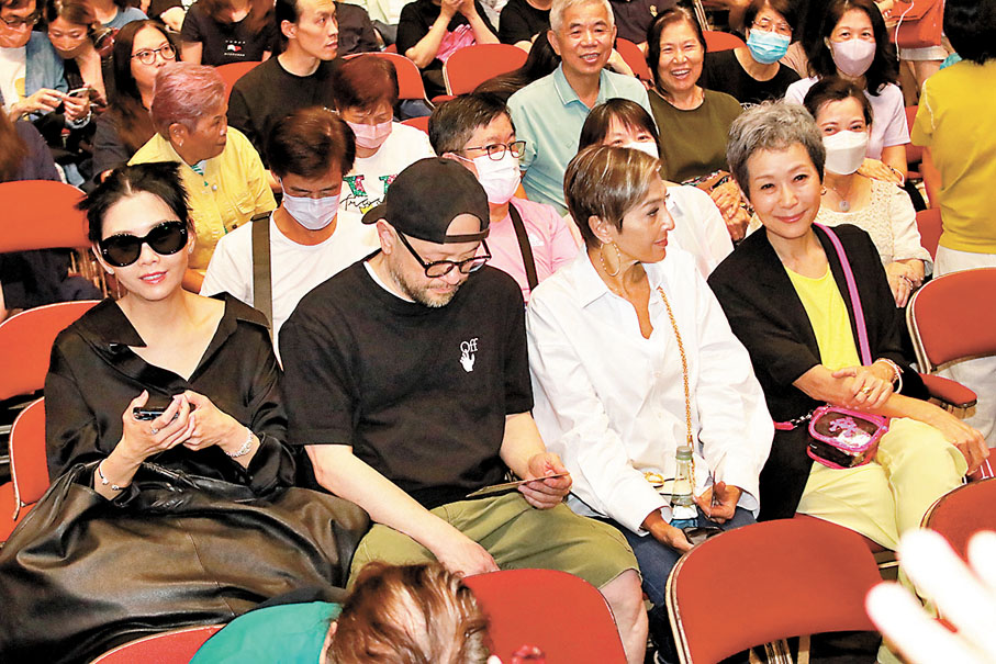 ◆左起：邱淑貞與老公、上山詩鈉及葉童捧場。