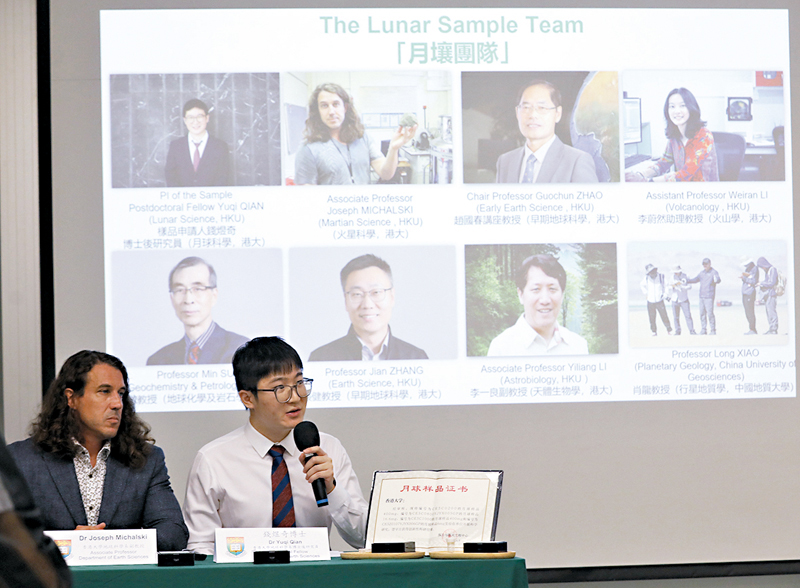 ◆錢煜奇（右）和MICHALSKI講解月壤研究計劃。 香港文匯報記者萬霜靈  攝