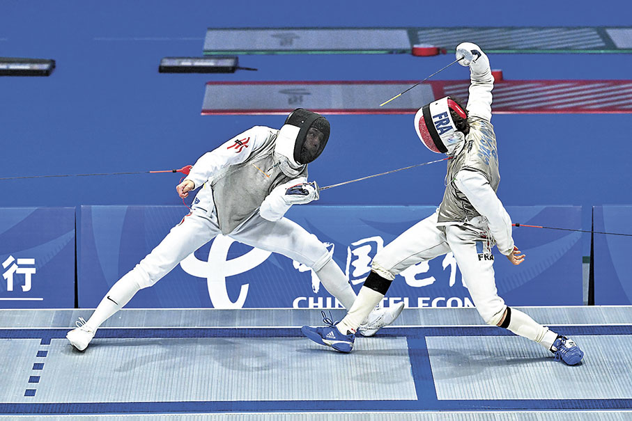 ◆ 港隊（左）成功刺走法國隊，奪得男子花劍團體冠軍。 中國香港大專體育協會圖片