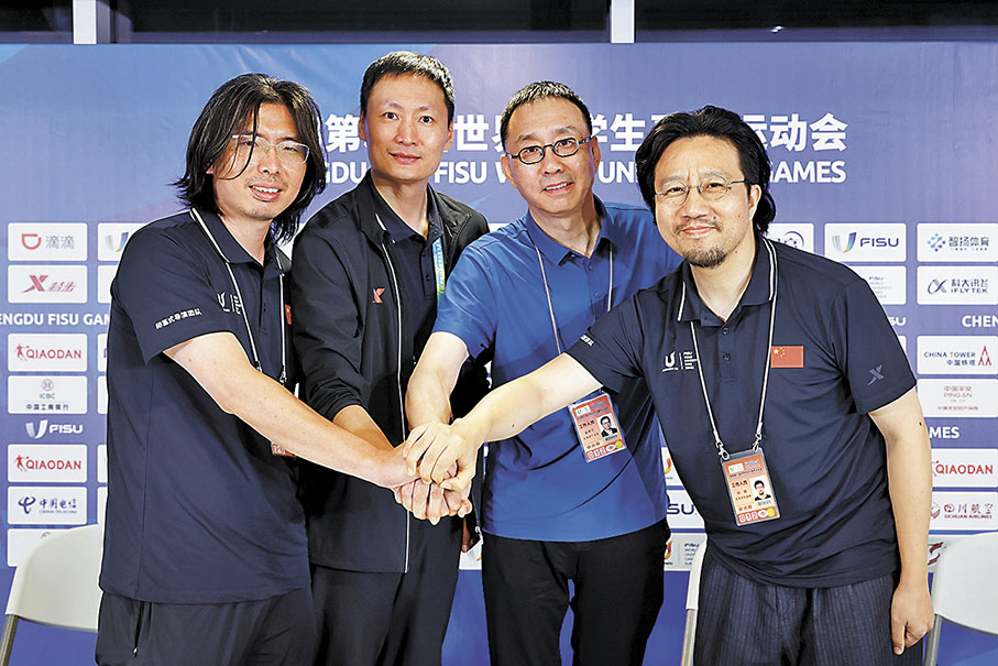 ◆ 成都大運會閉幕式創焰火總設計蔡燦煌（左起）、執行總導演魏思佳、總導演甲丁、音樂總設計兼總作曲何琪合影。 新華社