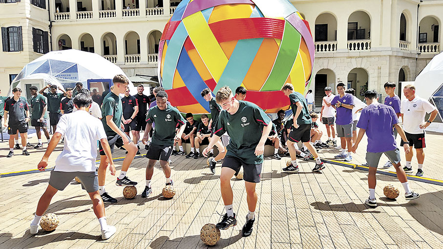 ◆ 曼聯小將踢蹴鞠，控傳流暢。 香港文匯報實習記者徐梓鋒  攝