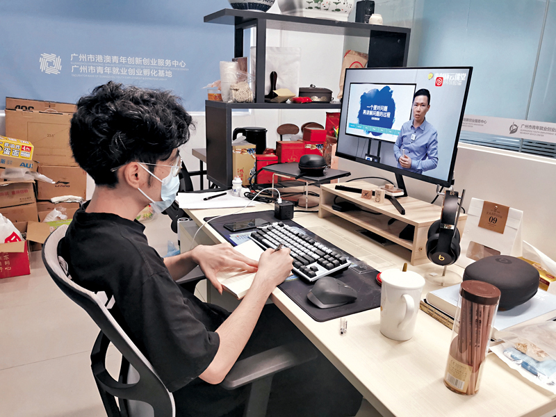 ◆ 在做線上兼職工作的廣州青年。 香港文匯報廣州傳真