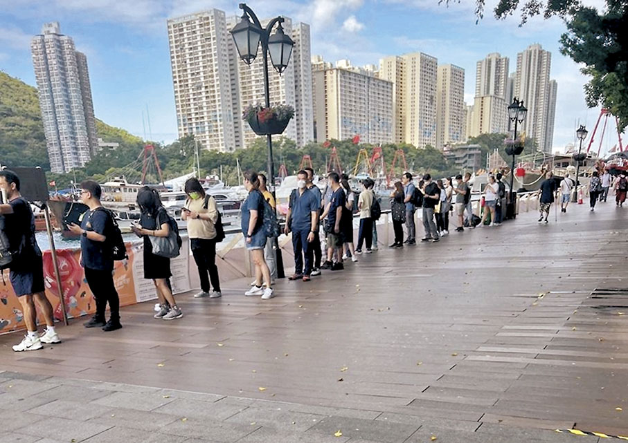 ◆石排灣不少市民因爆水管封路而選擇乘街渡到鴨脷洲港鐵利東站乘列車出南區。