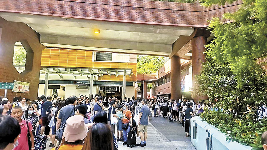 ◆不少市民改乘港鐵列車外出，港鐵利東站也出現人排隊人龍。