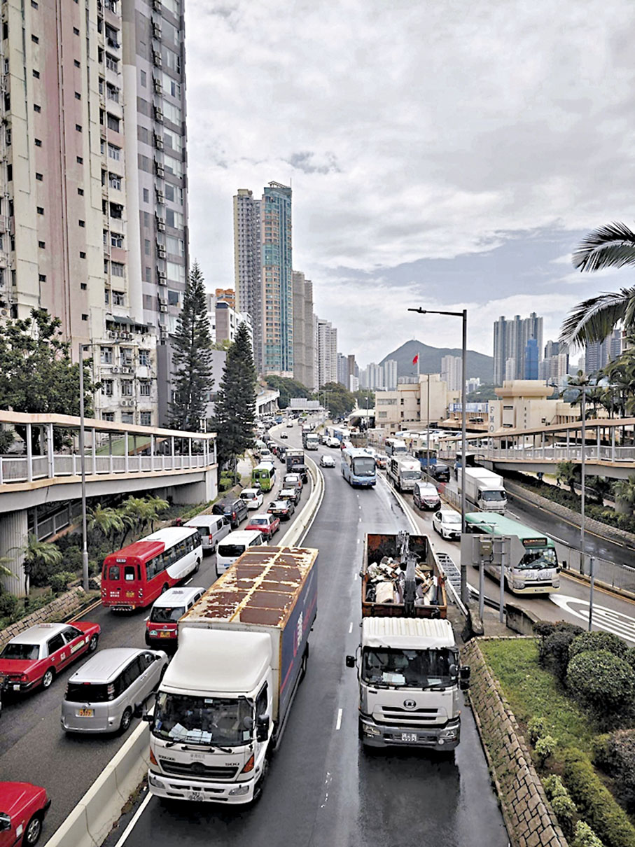 ◆早上繁忙時間黃竹坑道東行線交通嚴重擠塞。
