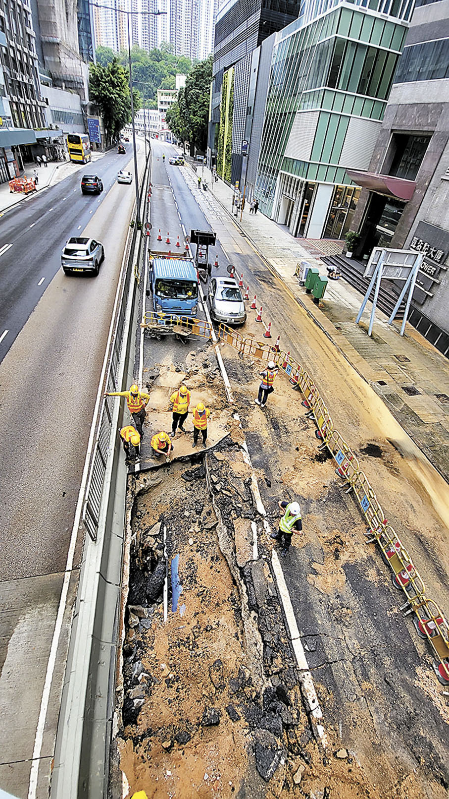 ◆受爆水管影響，黃竹坑道東行線一度全封進行搶修。 香港文匯報記者鄧偉明 攝