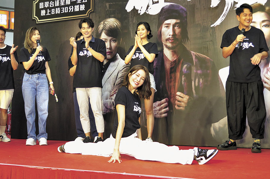 ◆張曦雯輕鬆落一字馬。