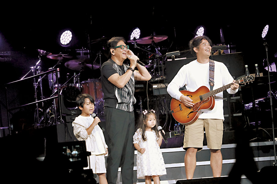 ◆ 陳友三代同堂夾Band，合唱《Sha La La La》，相當可愛。