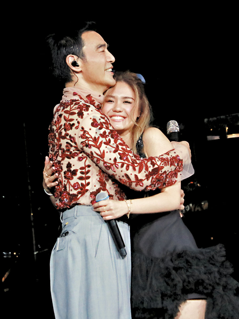 ◆ 鍾鎮濤擁抱愛女，鼓勵女兒勇敢逐夢。