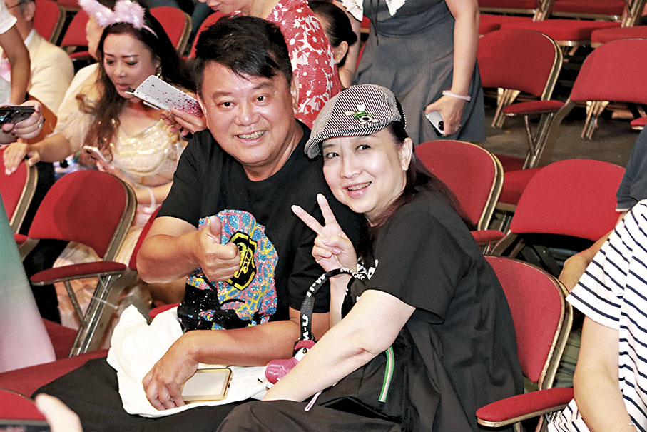 ◆ 陳百祥亦有攜太太黃杏秀到場。