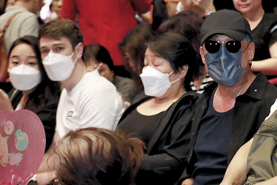 ◆ 梁家輝與家人現身力撐。