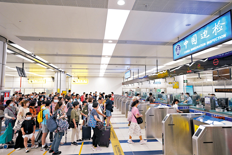 ◆深圳市口岸辦昨日發布「提升通關便利措施」。圖為深圳灣口岸客流情況。 深圳灣邊檢站供圖