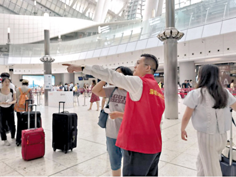 ◆今年端午節期間，深圳志願者到香港西九龍站做義工，把服務推至最前線。 深圳市口岸辦供圖