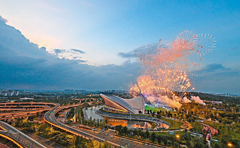 ◆ 閉幕式上的焰火表演。  新華社